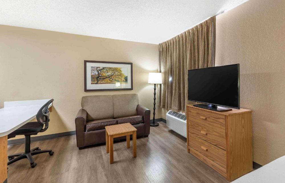 Deluxe Studio with 1 Queen Bed - Non-Smoking interior